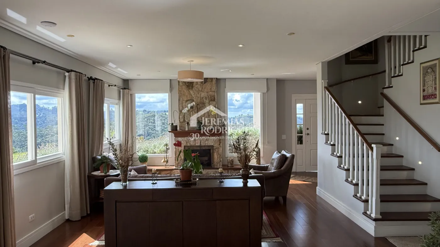 Casa à venda com 4 suítes no Condomínio Jardim Monte Belo em Campos do Jordão/SP.