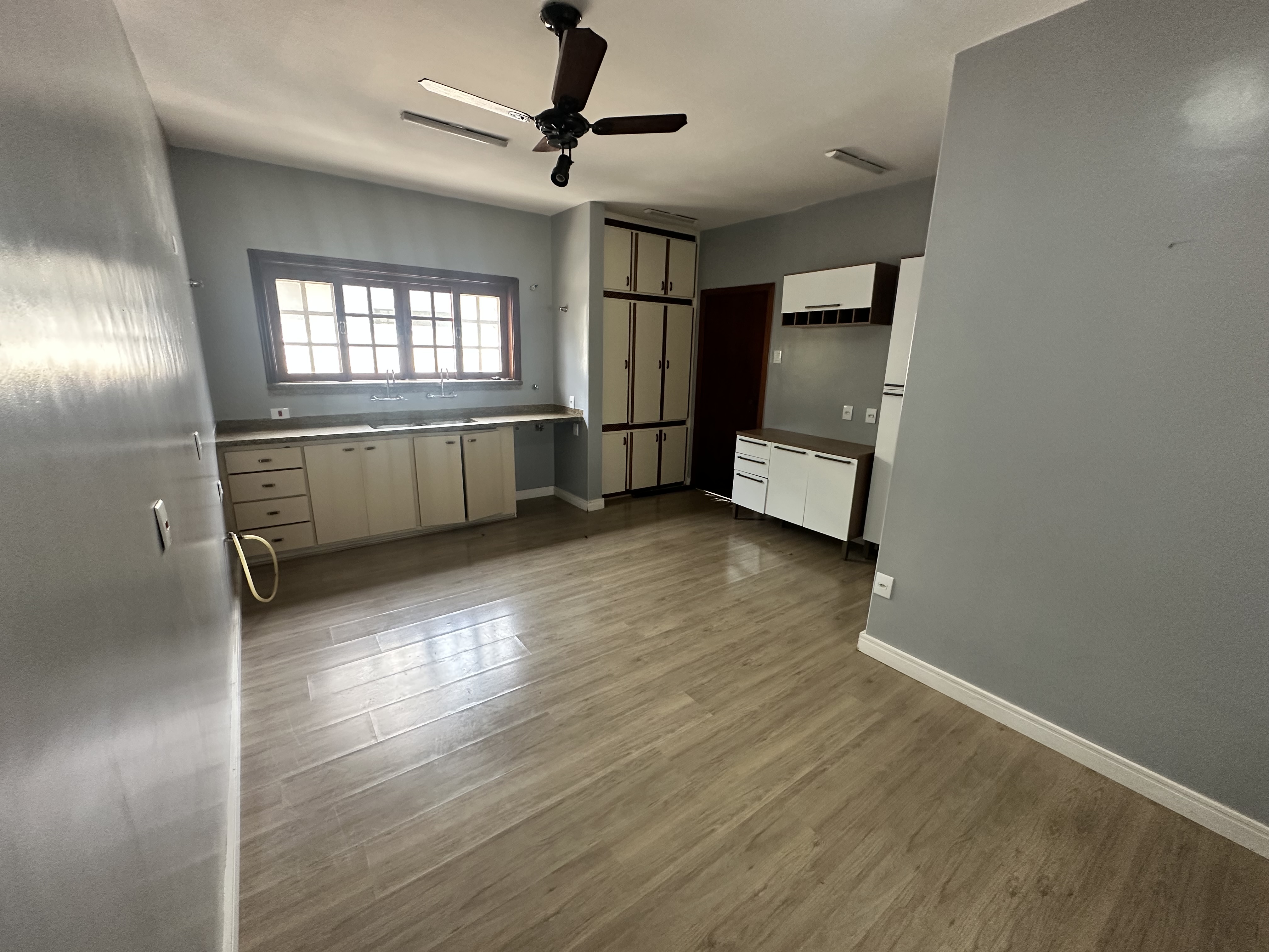 Casa para venda e locação com 6 dormitórios no Condomínio Village Paineiras em Pindamonhangaba/SP.