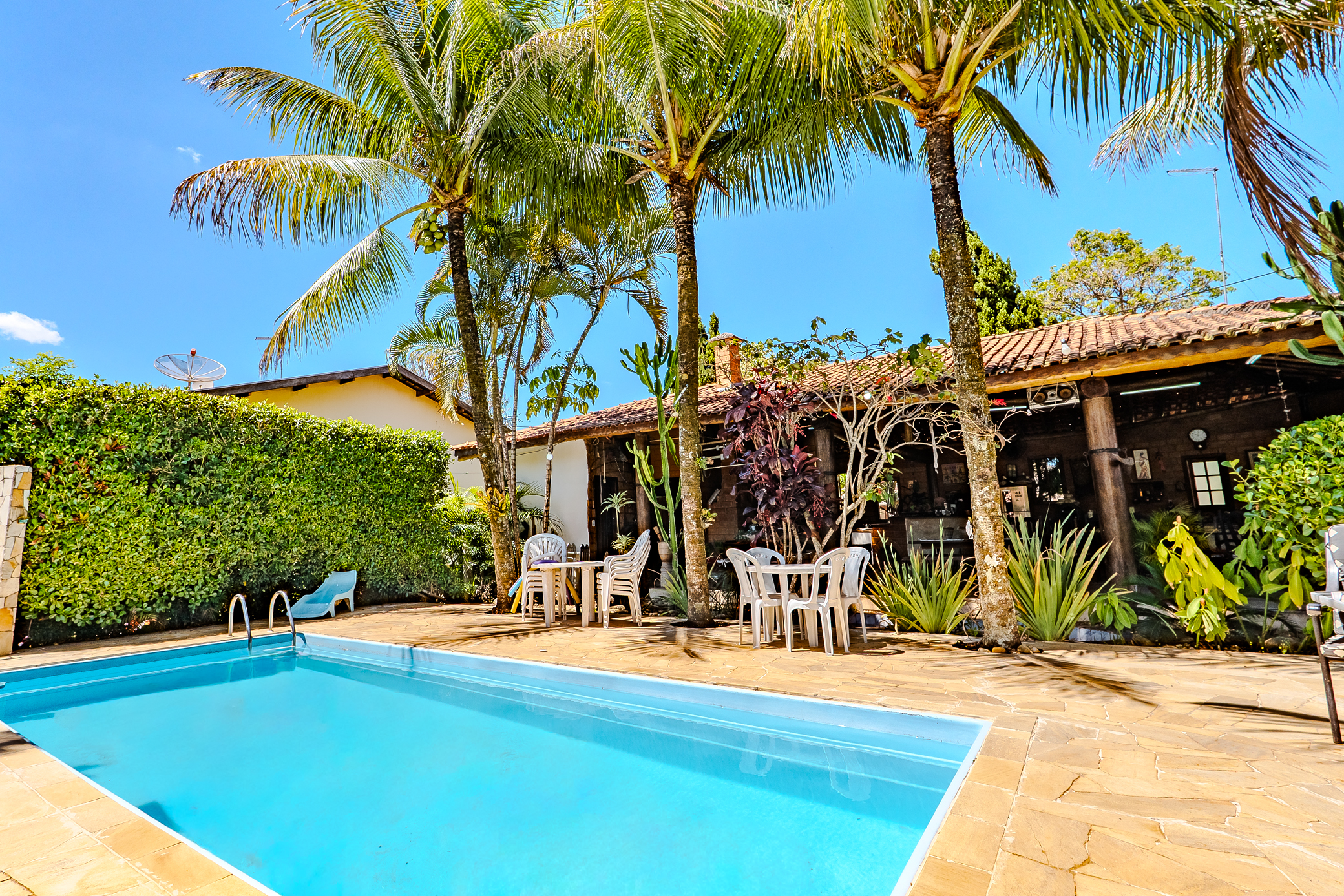 Casa à venda com 4 dormitórios no Condomínio Village Paineiras em Pindamonhangaba/SP.