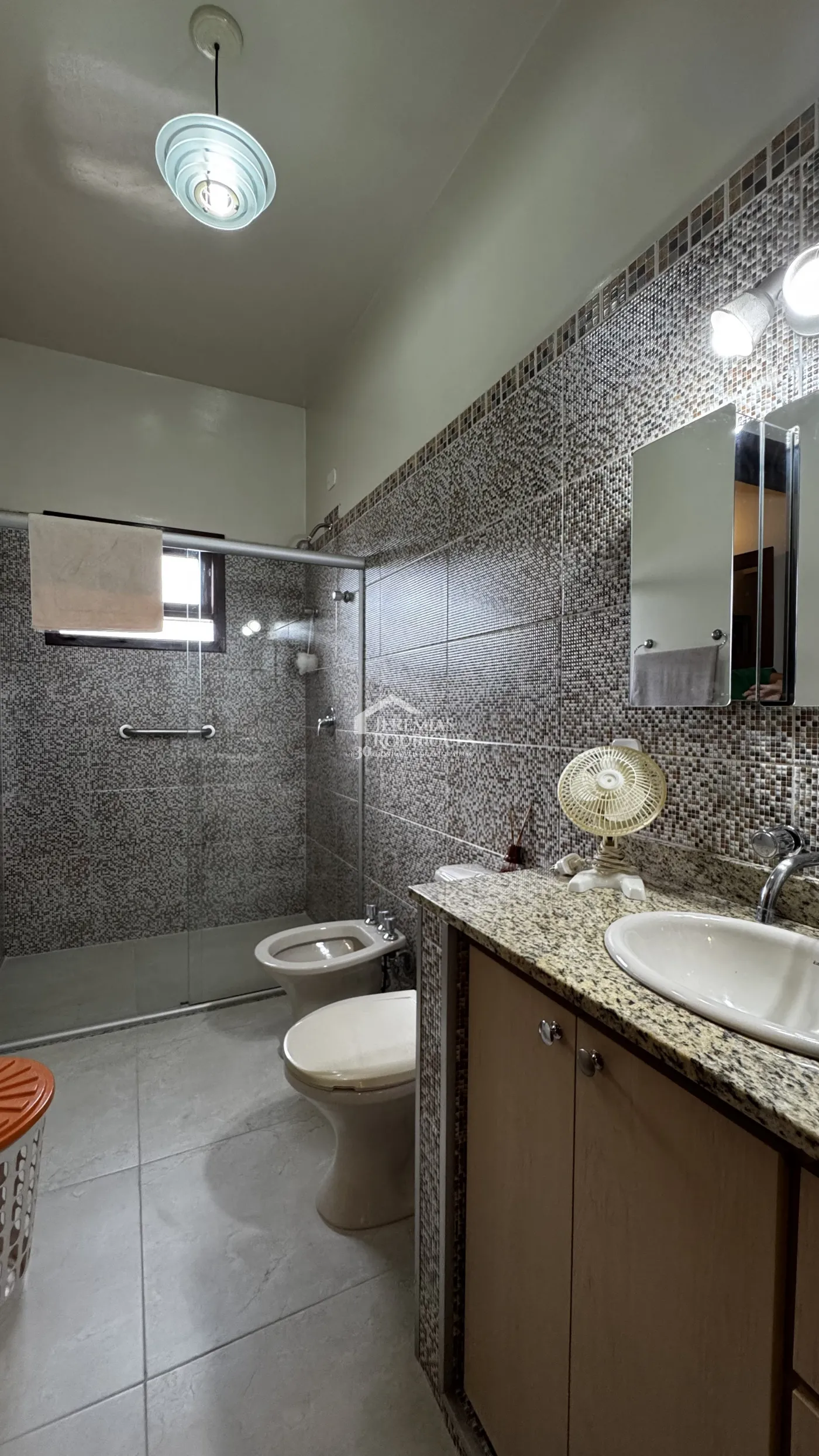 Casa assobradada à venda com 4 dormitórios no Condomínio Jardim das Hortênsias em Taubaté/SP.