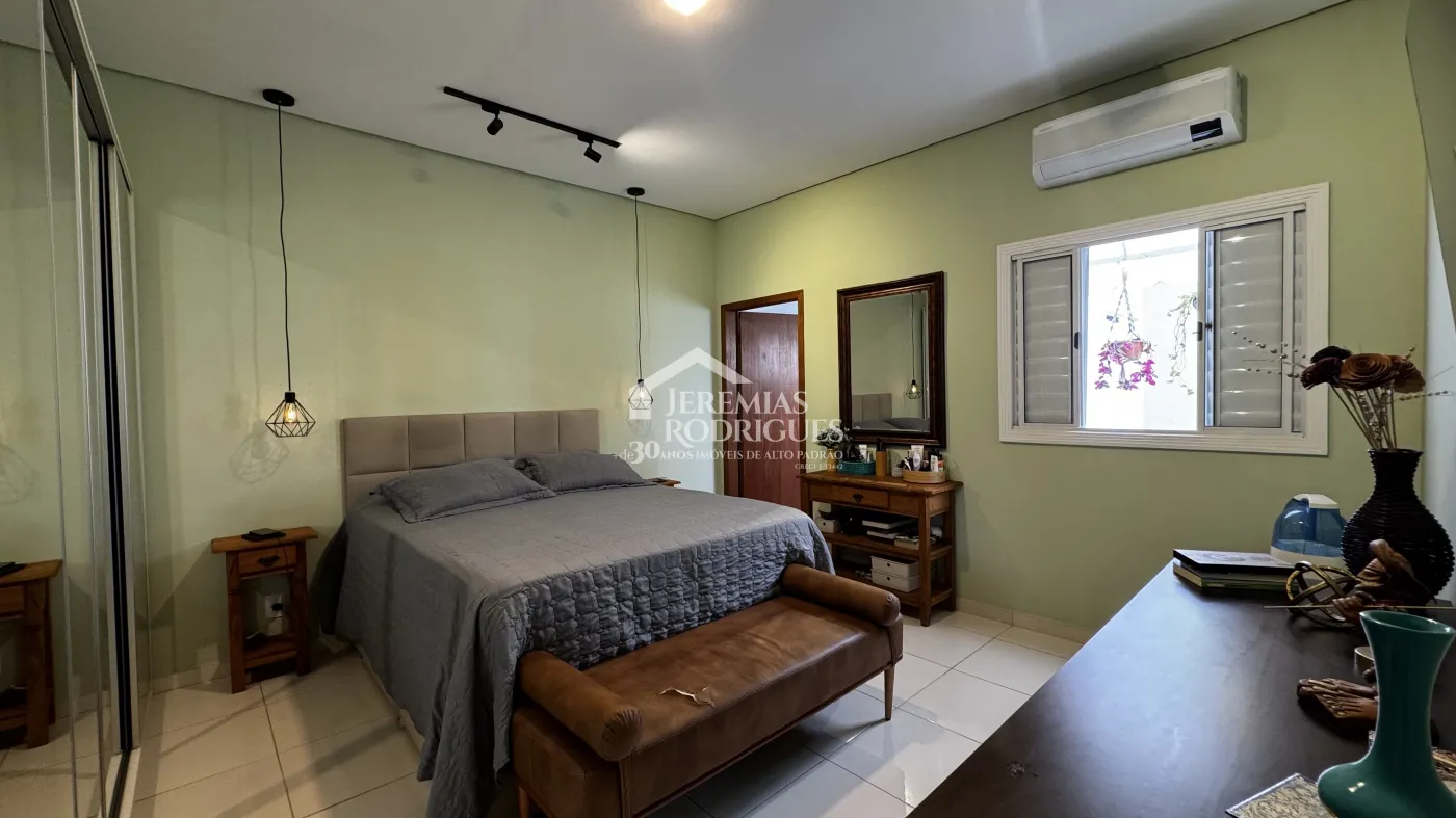 Casa à venda com 4 dormitórios no Condomínio Village do Sol em Pindamonhangaba/SP.