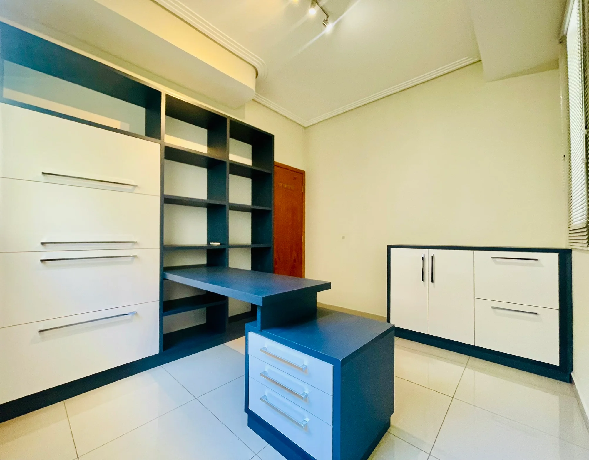 Casa à venda com 4 dormitórios no Condomínio Campos do Conde III em Tremembé/SP. 