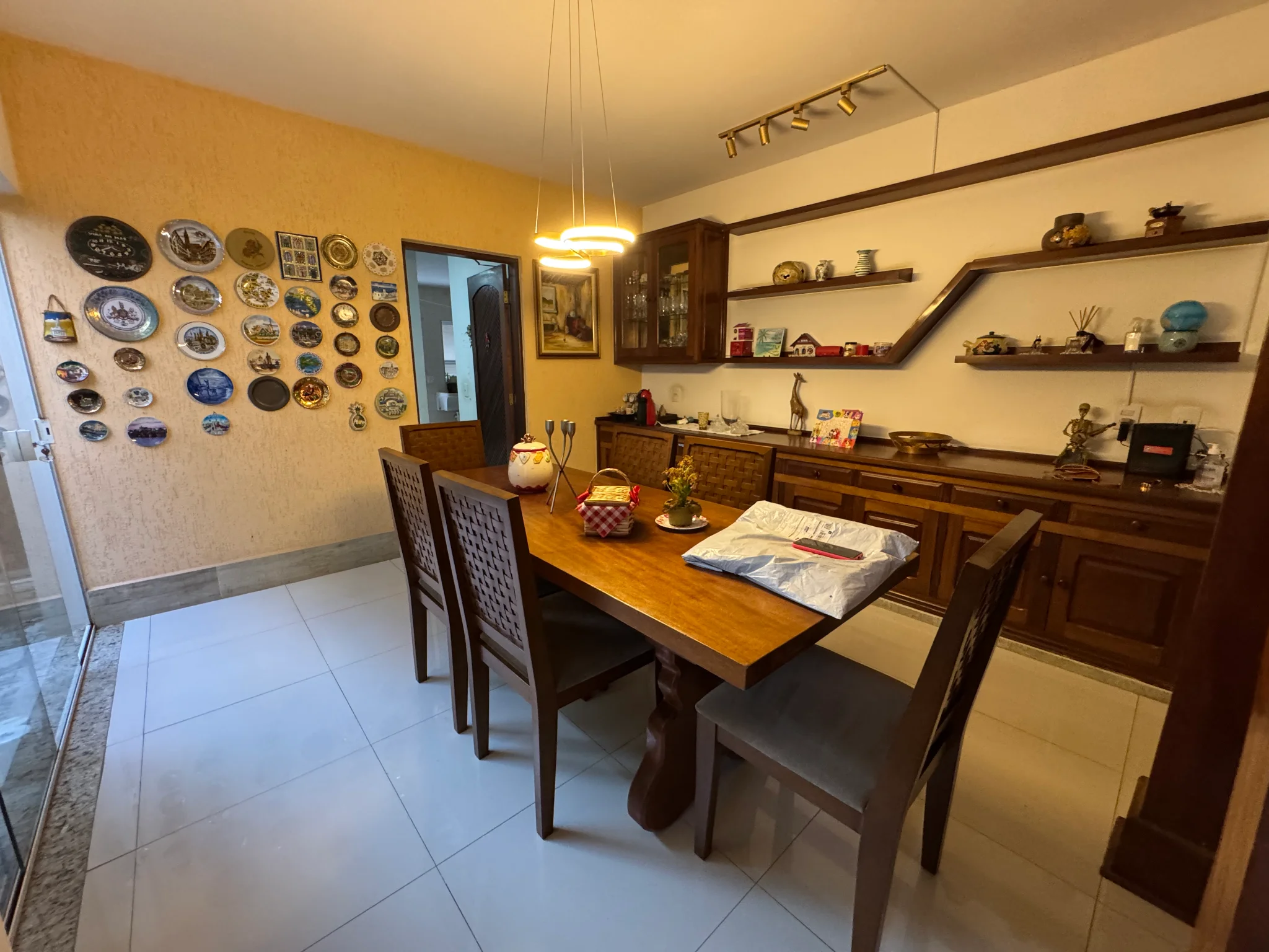 Casa à venda com 5 dormitórios no Condomínio Villlage Paineiras em Pindamonhangaba/SP. 