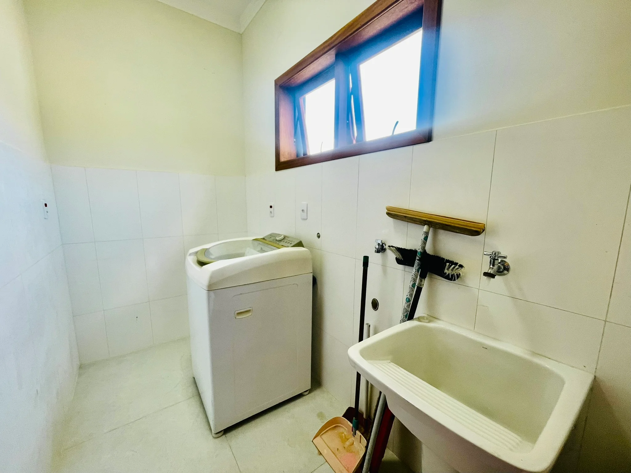 Casa à venda com 4 dormitórios no Condomínio Chácaras Cataguá em Taubaté/SP