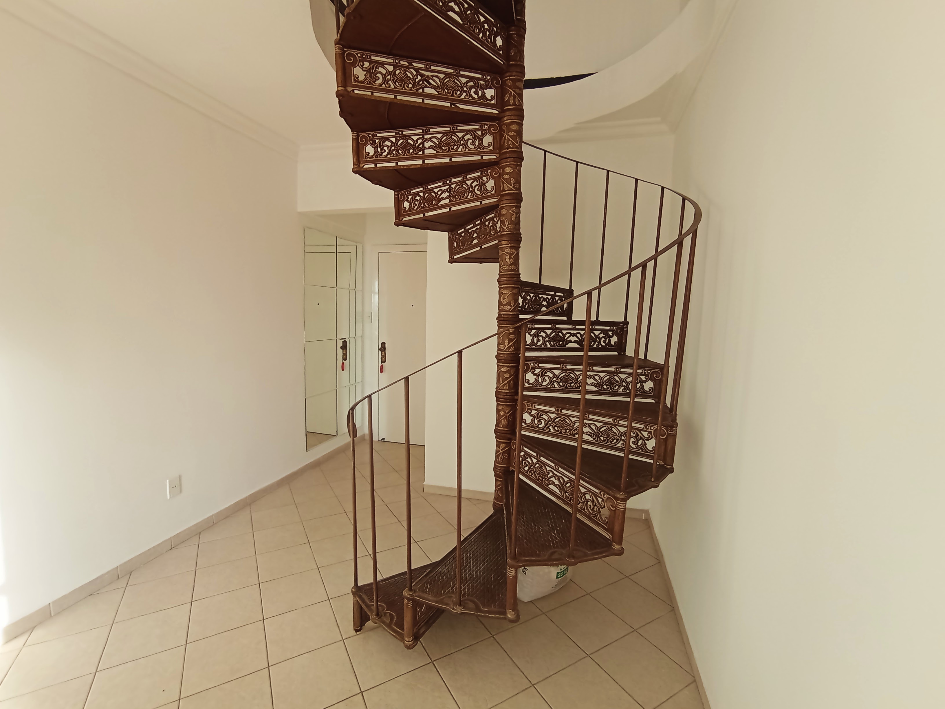 Cobertura à venda com 3 dormitórios, 125 m² no Edifício Michel Abud em Taubaté/SP.