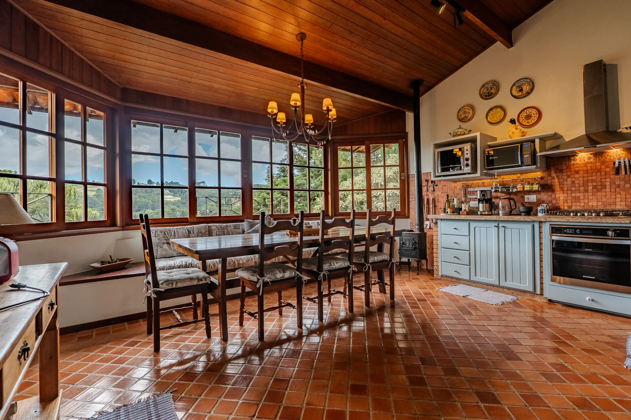 Casa estilo Toscana à venda com 4 suítes no Condomínio Vila Simonsen em Campos do Jordão/SP. 