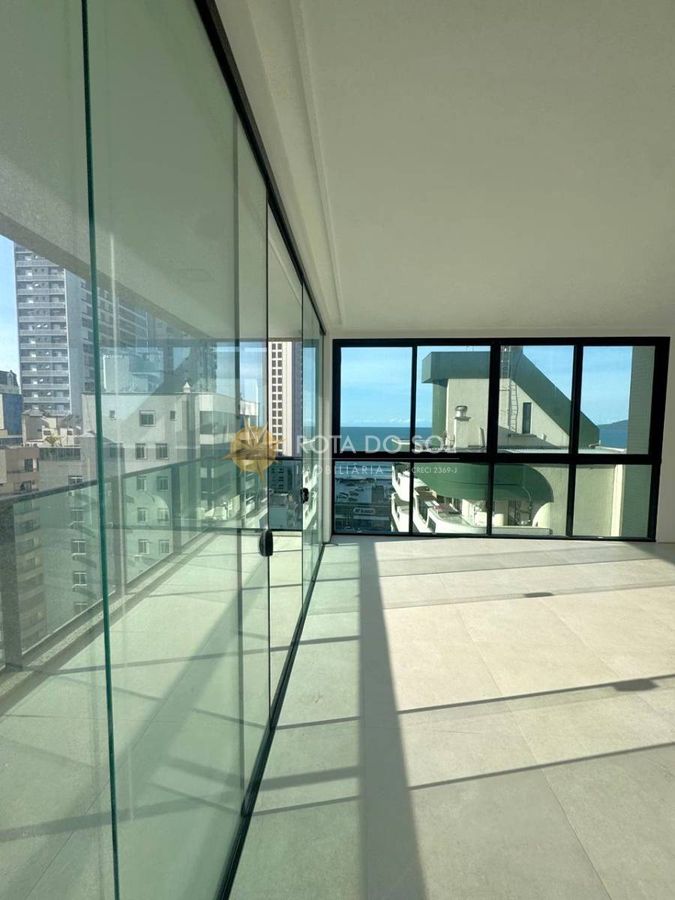 Aalborg Residence apartamento com 3 suítes e 2 vagas na Meia Praia