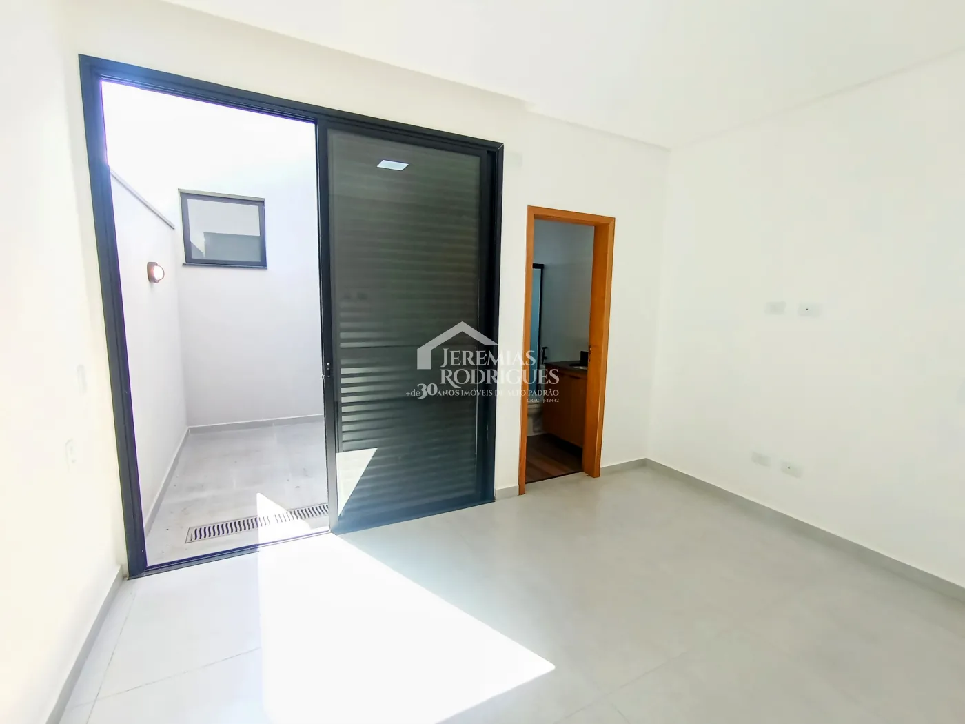 Casa à venda com 3 suítes no Condomínio Campos do Conde II em Tremembé/SP.