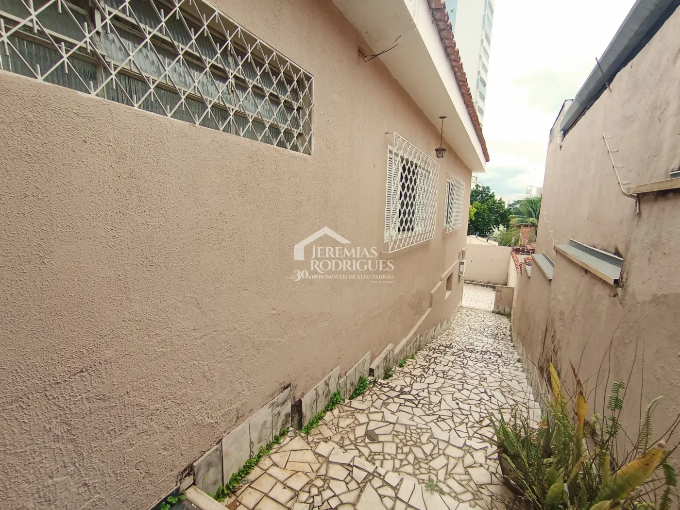 Casa para venda e locação no bairro Jardim Eulária em Taubaté/SP.