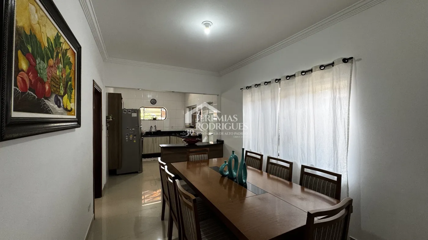 Casa para venda e locação com 3 dormitórios no bairro Chácara da Galega em Pindamonhangaba/SP.