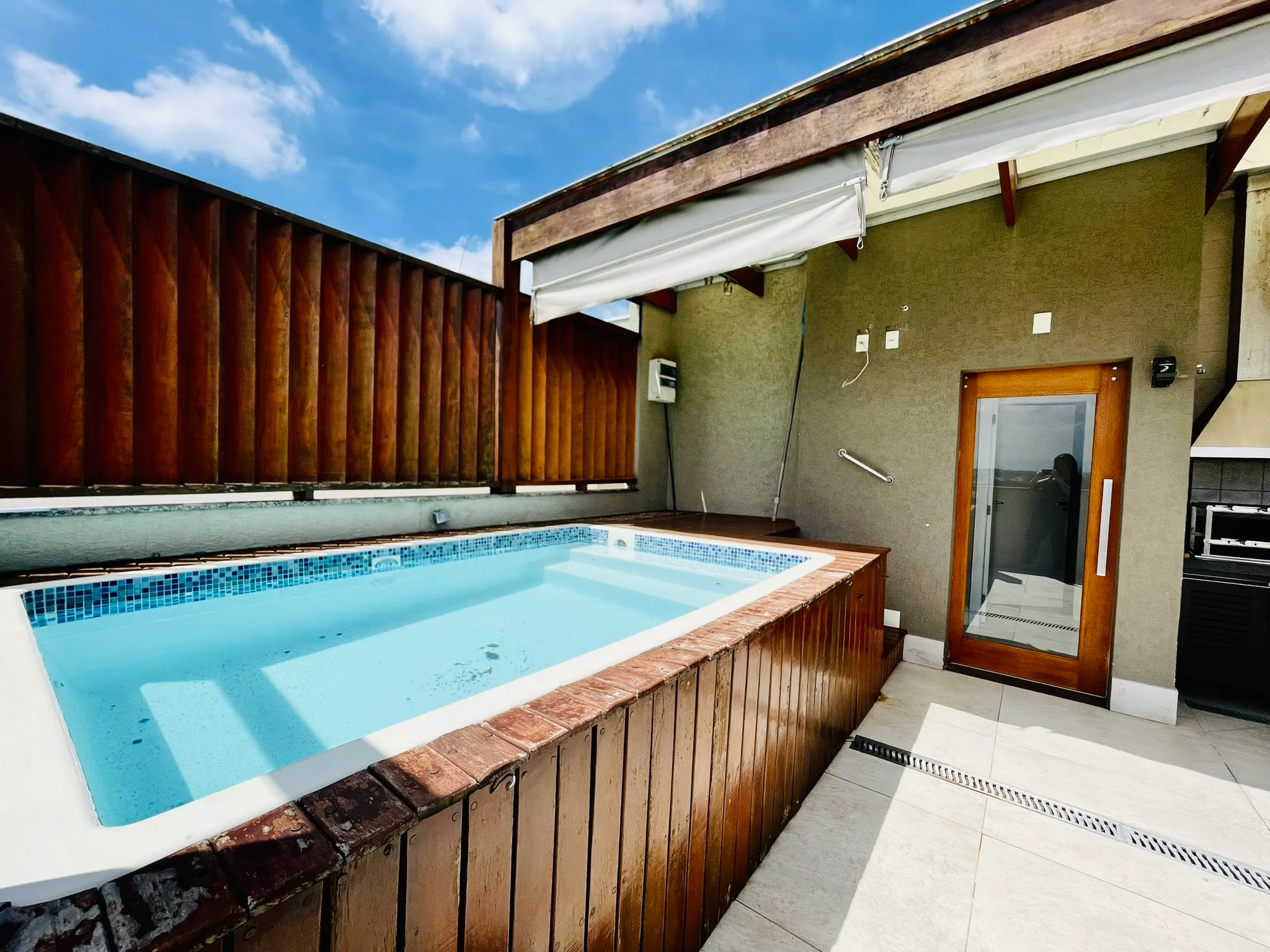 Cobertura duplex com 3 dormitórios no Condomínio Monte Castelo em  Taubaté/SP. 