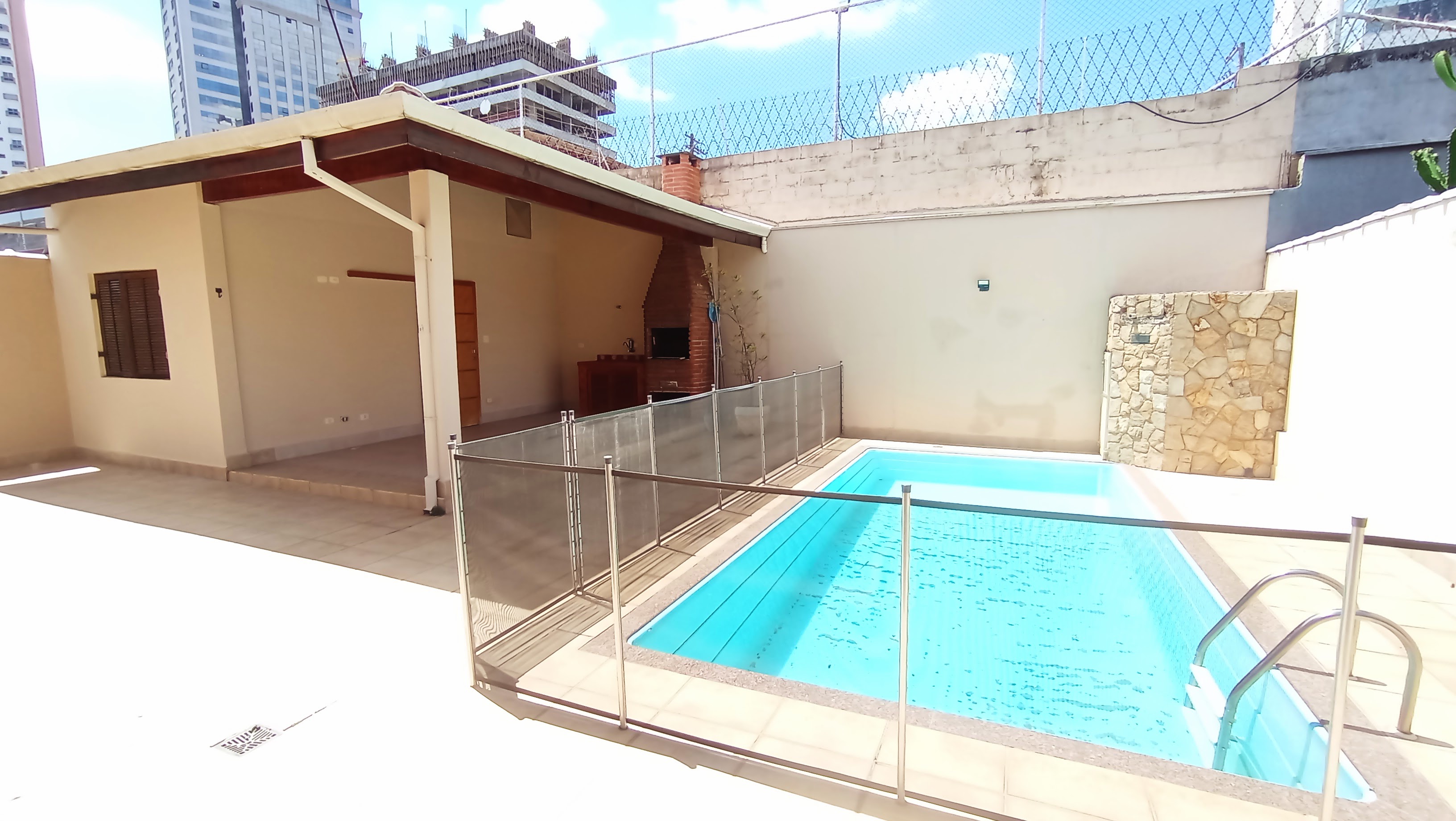 Casa à venda com 3 dormitórios no Condomínio Taubaté Village em Taubaté/SP.