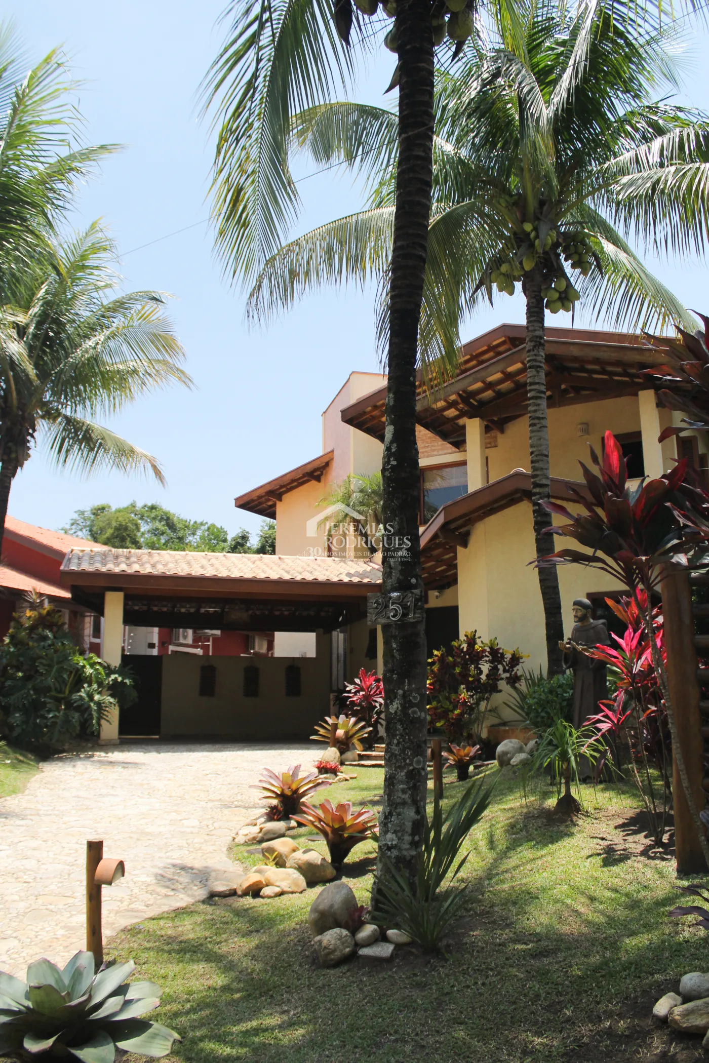 Casa para venda e locação com 5 dormitórios no Condomínio Taubaté Village em Taubaté/SP.