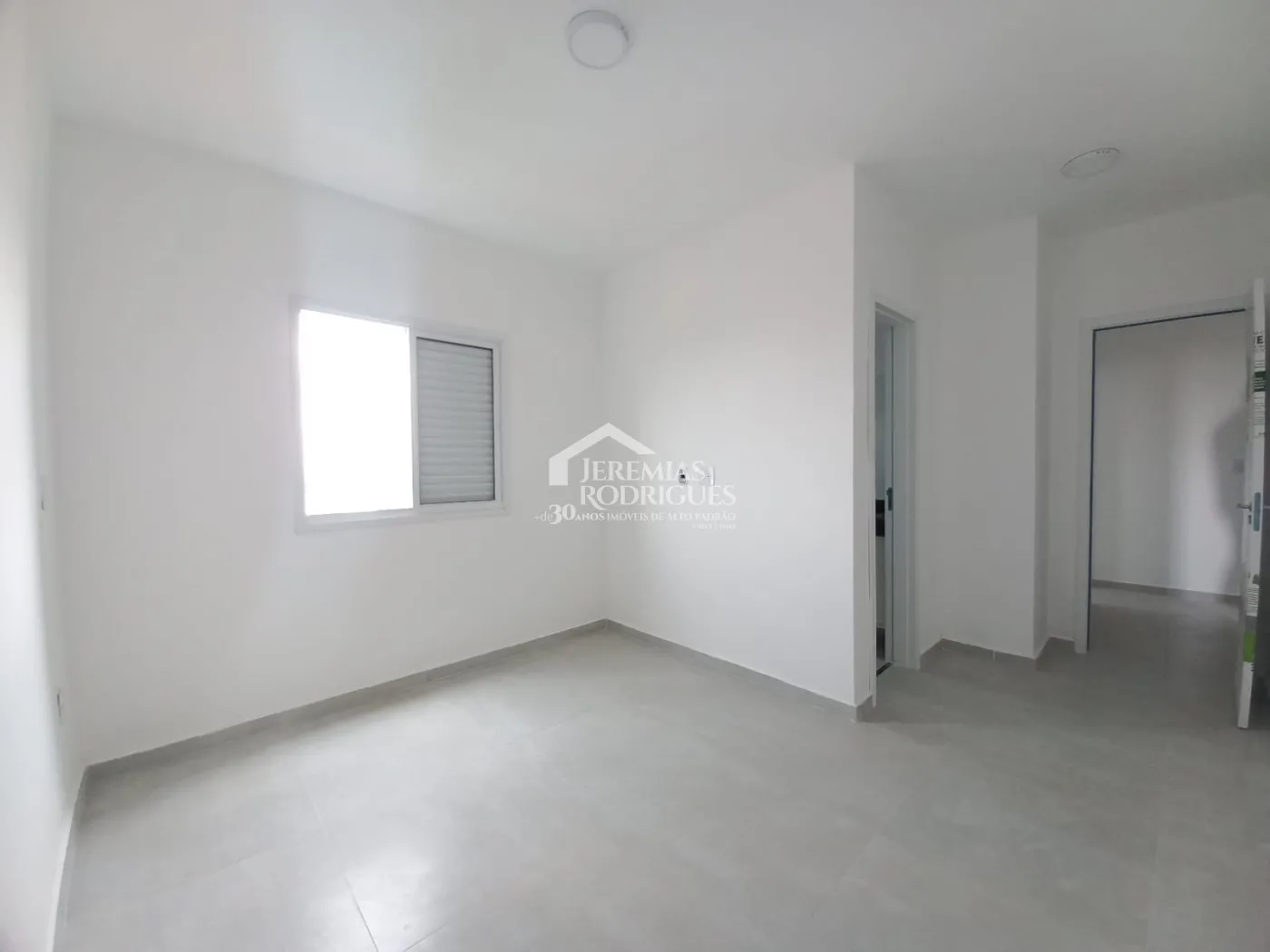 Apartamentos para venda e locação com 2 ou 3 dormitórios, 82 m² no Edifício Santiago em Pindamonhangaba/SP.