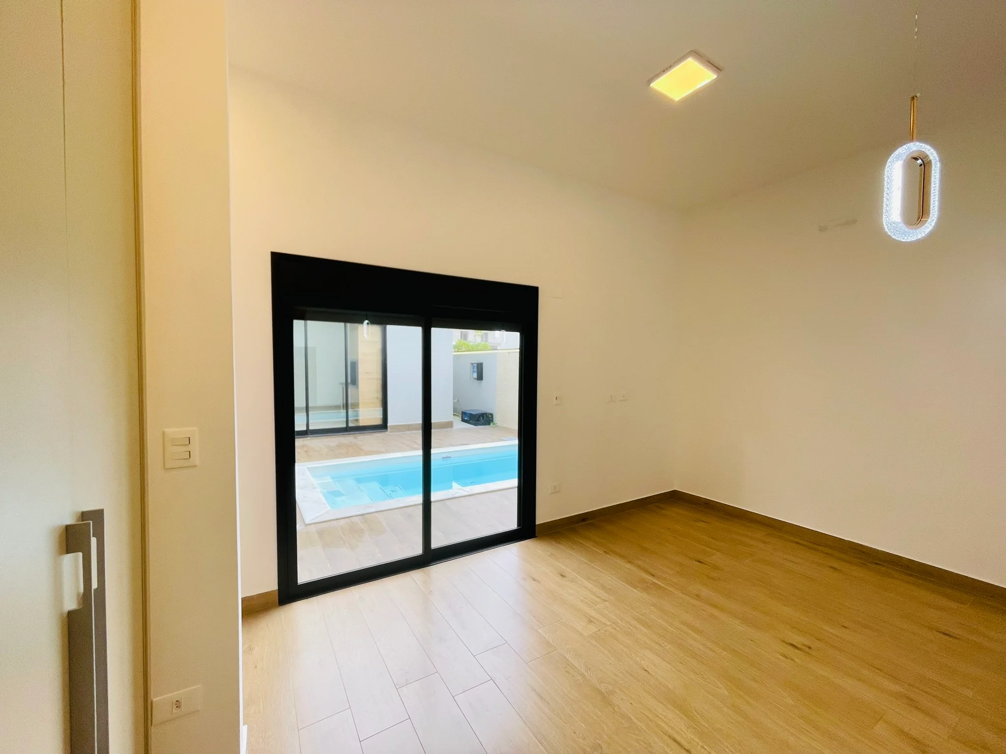 Casa à venda com 4 dormitórios no Condomínio Ouro Ville em Taubaté/SP.