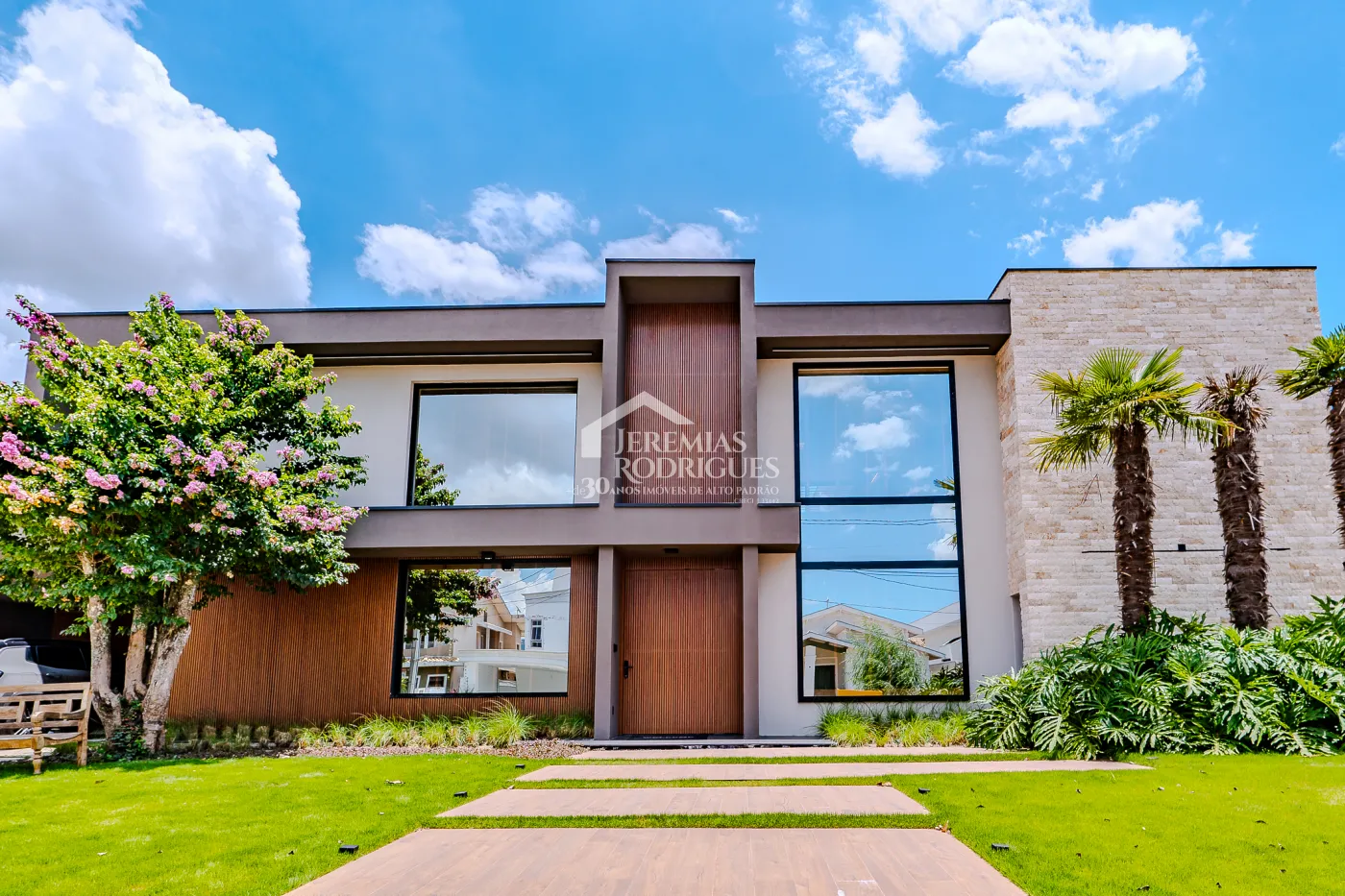 Casa à venda com 4 suítes no Condomínio Taubaté Village em Taubaté/SP.