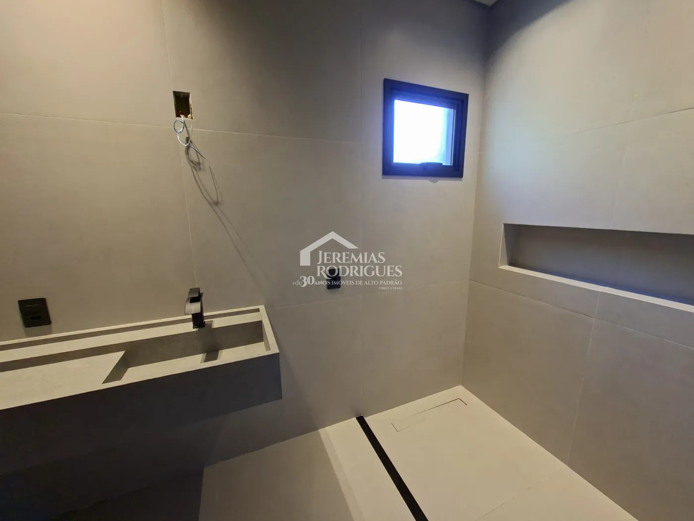 Casa à venda com 4 dormitórios, no Condomínio Parque da Mantiqueira em Santo Antônio do Pinhal/SP.