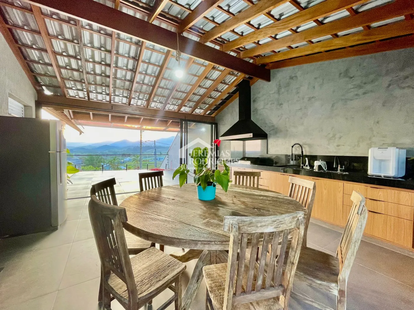 Casa à venda com 3 dormitórios no Condomínio Village da Serra em Tremembé/SP.