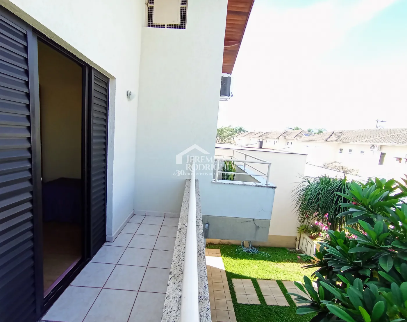 Casa assobradada à venda com 3 suítes no Condomínio Fortaleza em Taubaté/SP.