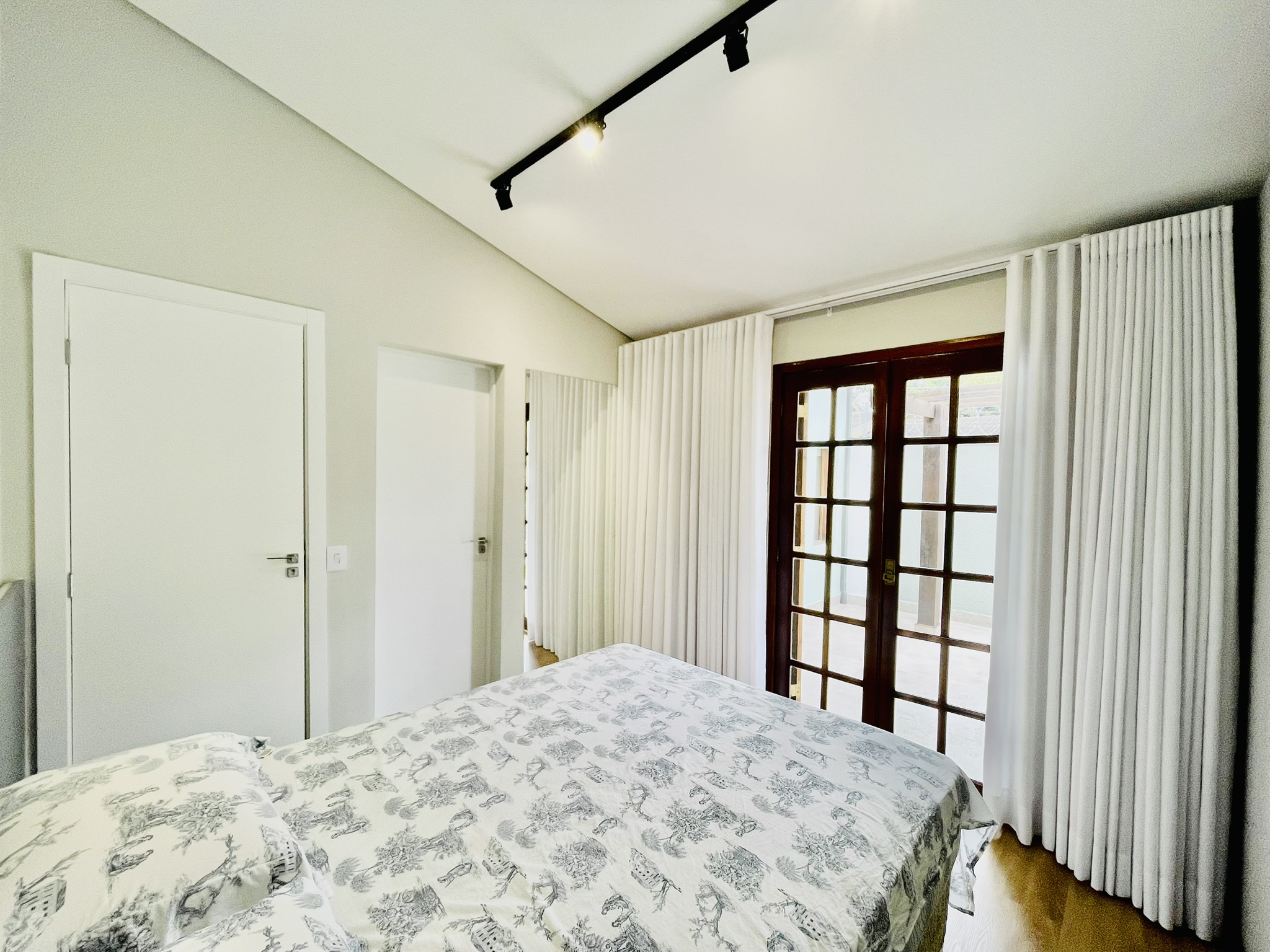 Casa à venda com 3 dormitórios no Condomínio Portal dos Ipês em Taubaté/SP.