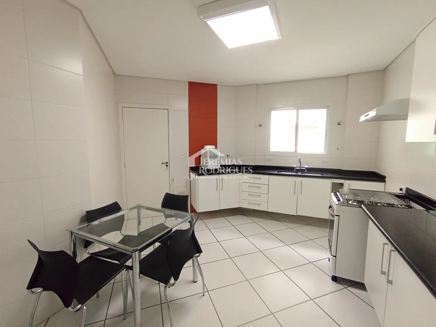 Apartamento duplex à venda com 4 suítes, 401 m² no Condomínio Chateau D Amboise em Campos do Jordão/SP.