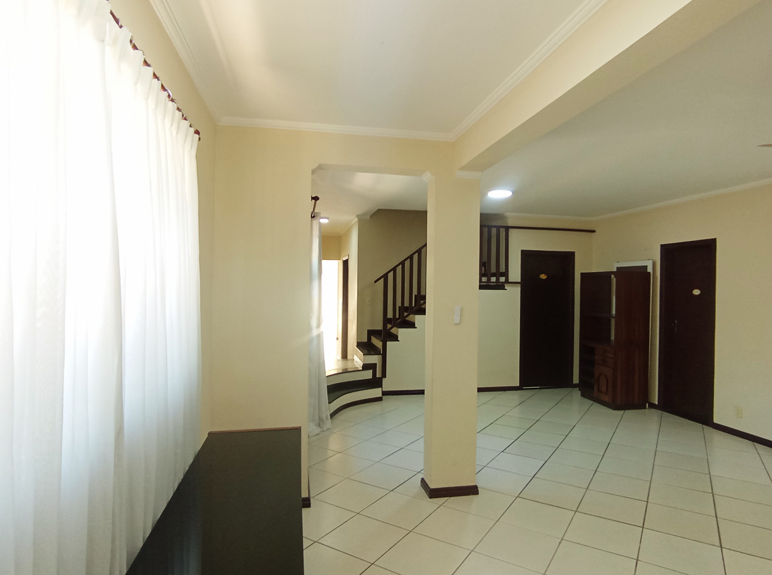 Casa para venda e locação com 3 dormitórios no Condomínio Vale dos Príncipes em Taubaté/SP.