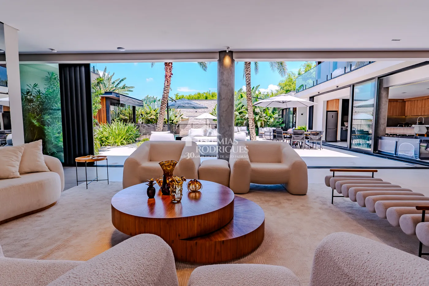 Casa à venda com 4 suítes no Condomínio Taubaté Village em Taubaté/SP.