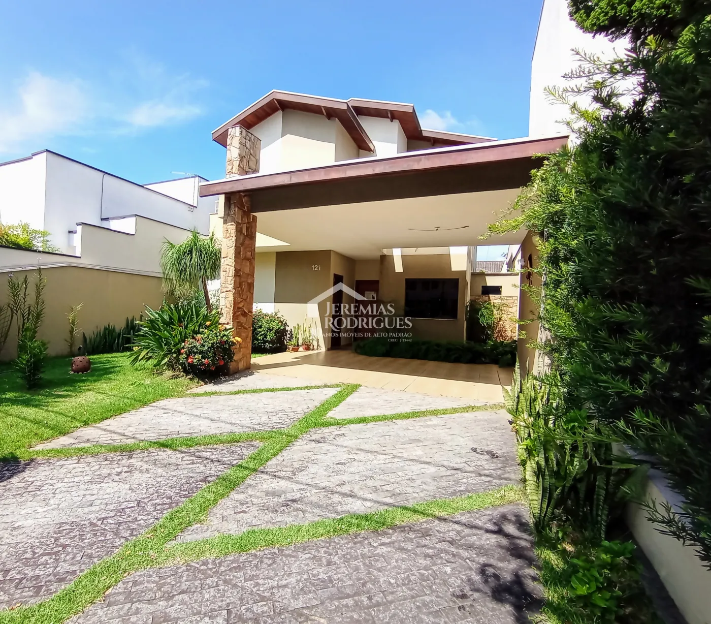 Casa assobradada à venda com 3 suítes no Condomínio Fortaleza em Taubaté/SP.