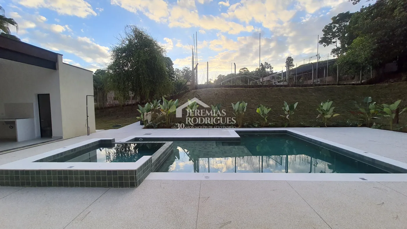 Casa à venda com 3 suítes no Condomínio Chácaras Cataguá em Taubaté/SP.