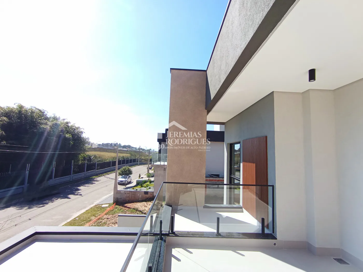 Casa à venda com 3 dormitórios no Condomínio Malibu em Caçapava/SP.