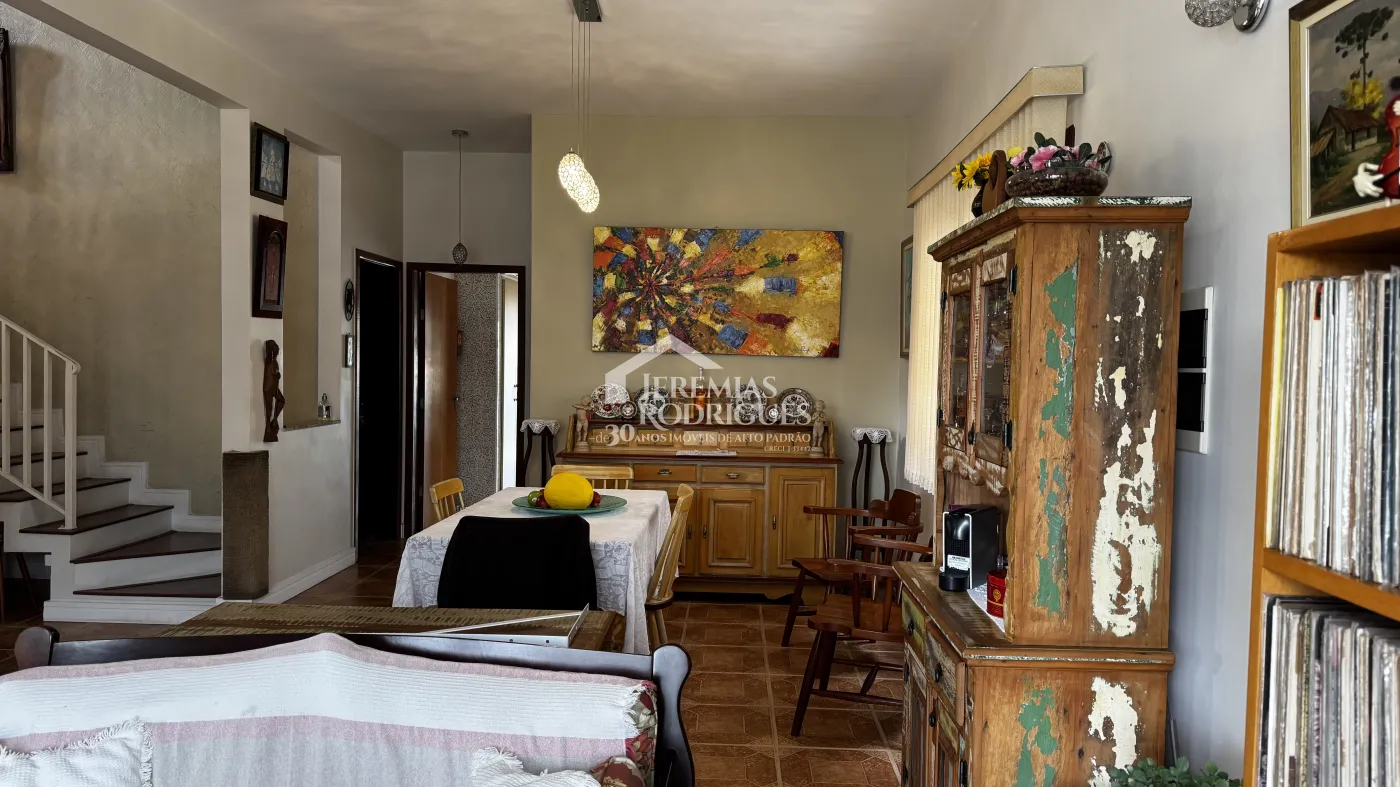 Casa assobradada à venda com 4 dormitórios no Condomínio Jardim das Hortênsias em Taubaté/SP.