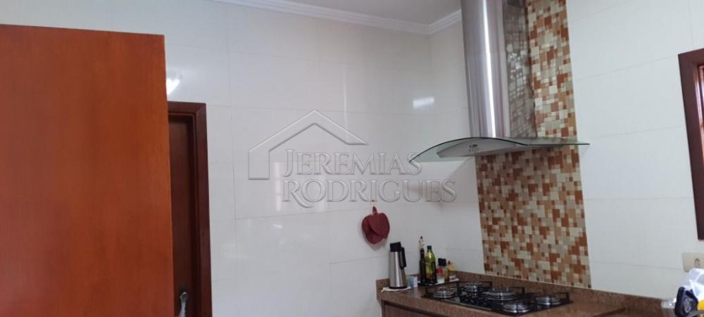 Chácara à venda com com 3 suítes no bairro Areão em Taubaté/SP. 