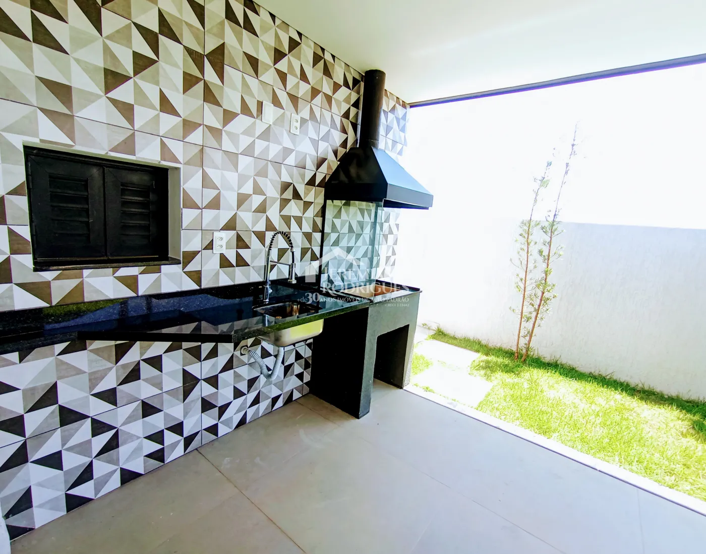 Casa assobradada à venda com 3 suítes no Condomínio Cyrela Landscape em Taubaté/SP.