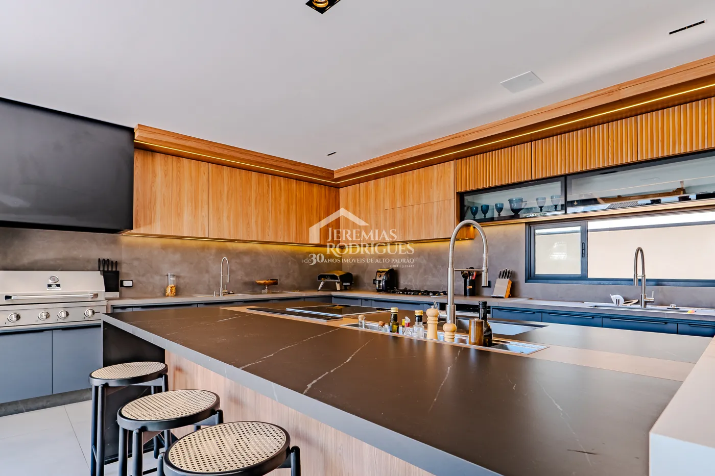 Casa à venda com 4 suítes no Condomínio Taubaté Village em Taubaté/SP.