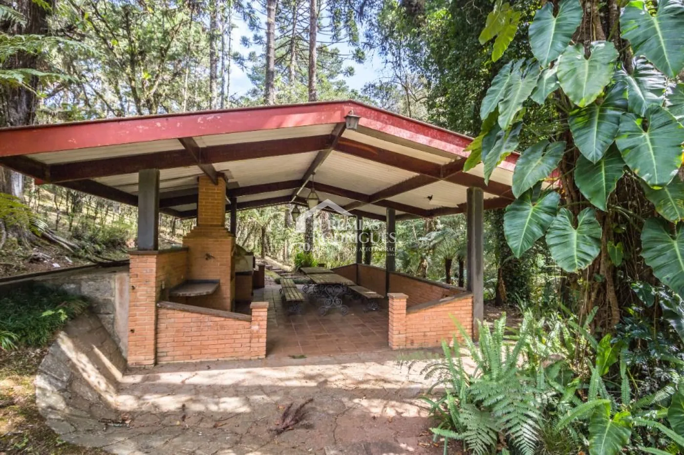 Casa à venda com 5 dormitórios no Jardim Embaixador em Campos do Jordão/SP