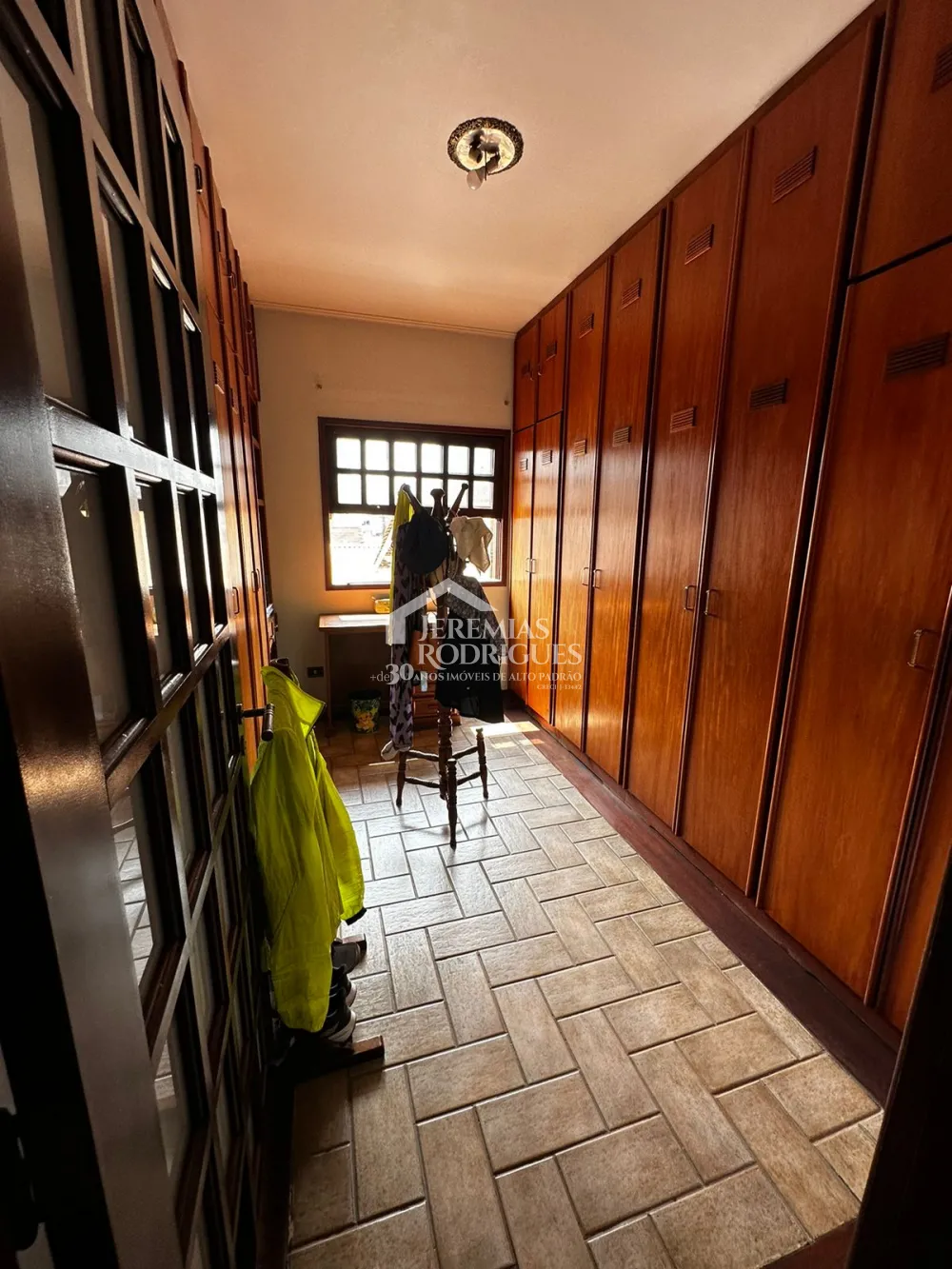 Casa à venda com 6 dormitórios no bairro Jardim das Nações em Taubaté/SP.