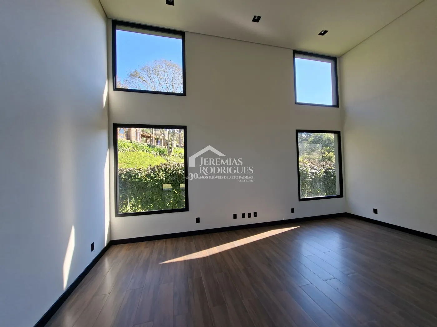 Casa à venda com 4 dormitórios, no Condomínio Parque da Mantiqueira em Santo Antônio do Pinhal/SP.