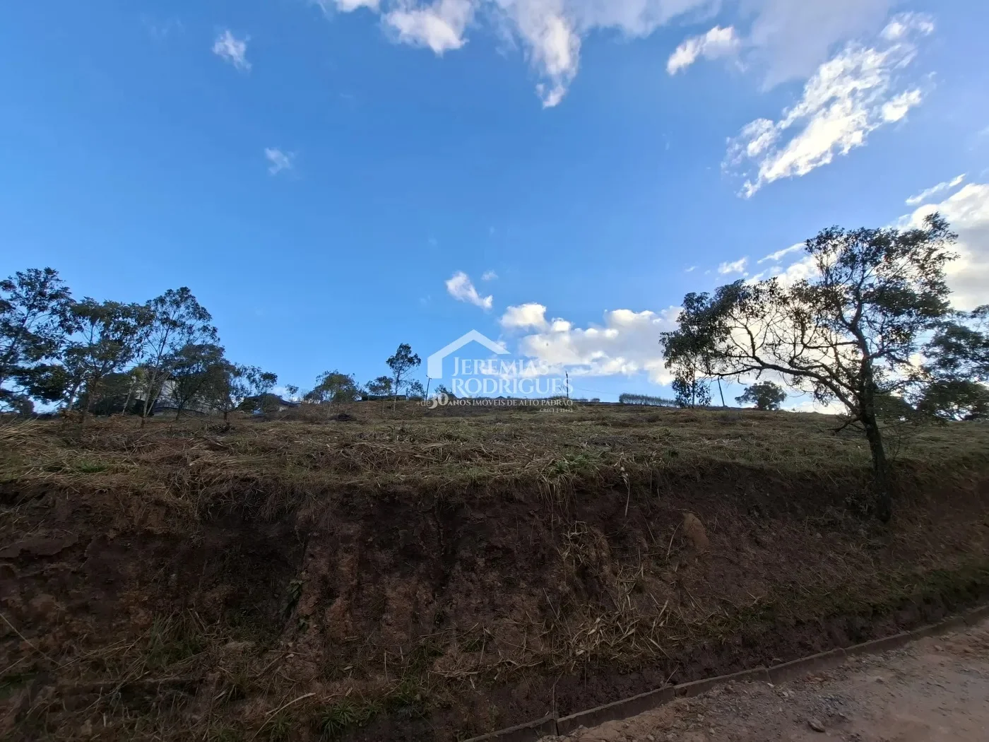 Terreno à venda no Condomínio Pedra do Fogo em Campos do Jordão/SP.