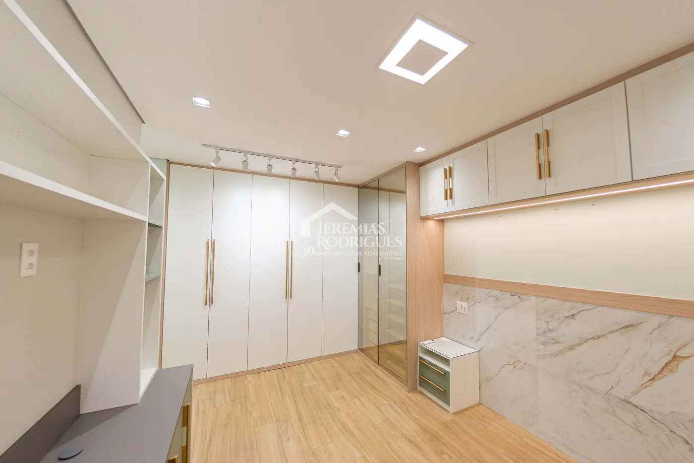 Apartamento à venda com 3 dormitórios, 98 m² no Edifício Bauhaus em Pindamonhangaba/SP.