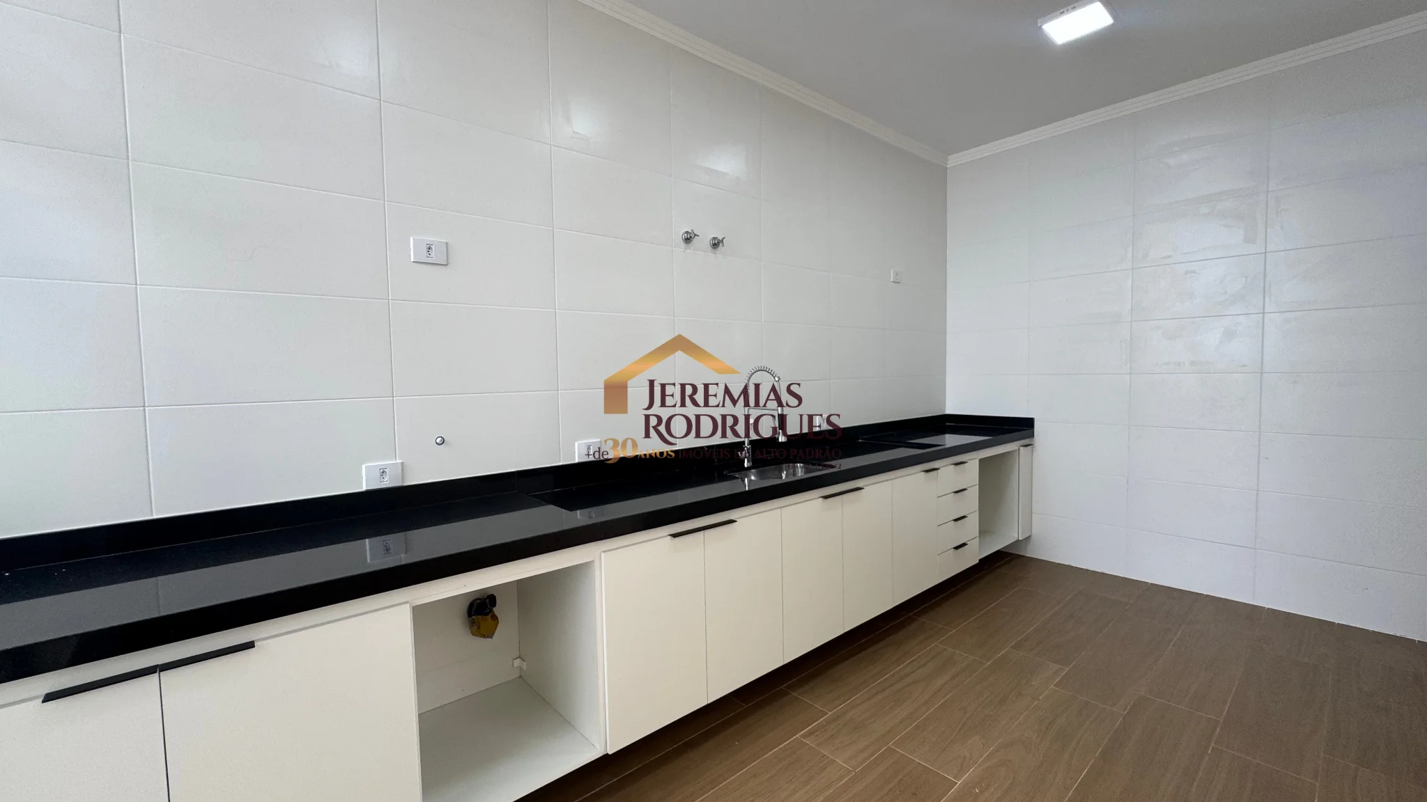 Casa à venda no Condomínio Residencial Laguna em Pindamonhangaba/SP.