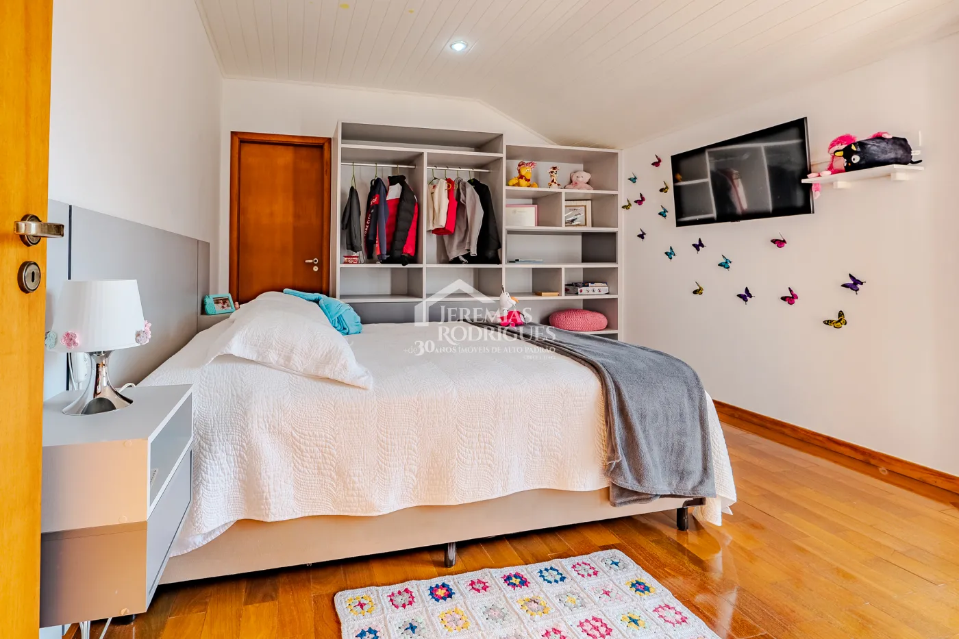 Casa assobradada à venda com 3 dormitórios no Condomínio Aldeia Austríaca em Campos do Jordão/SP.