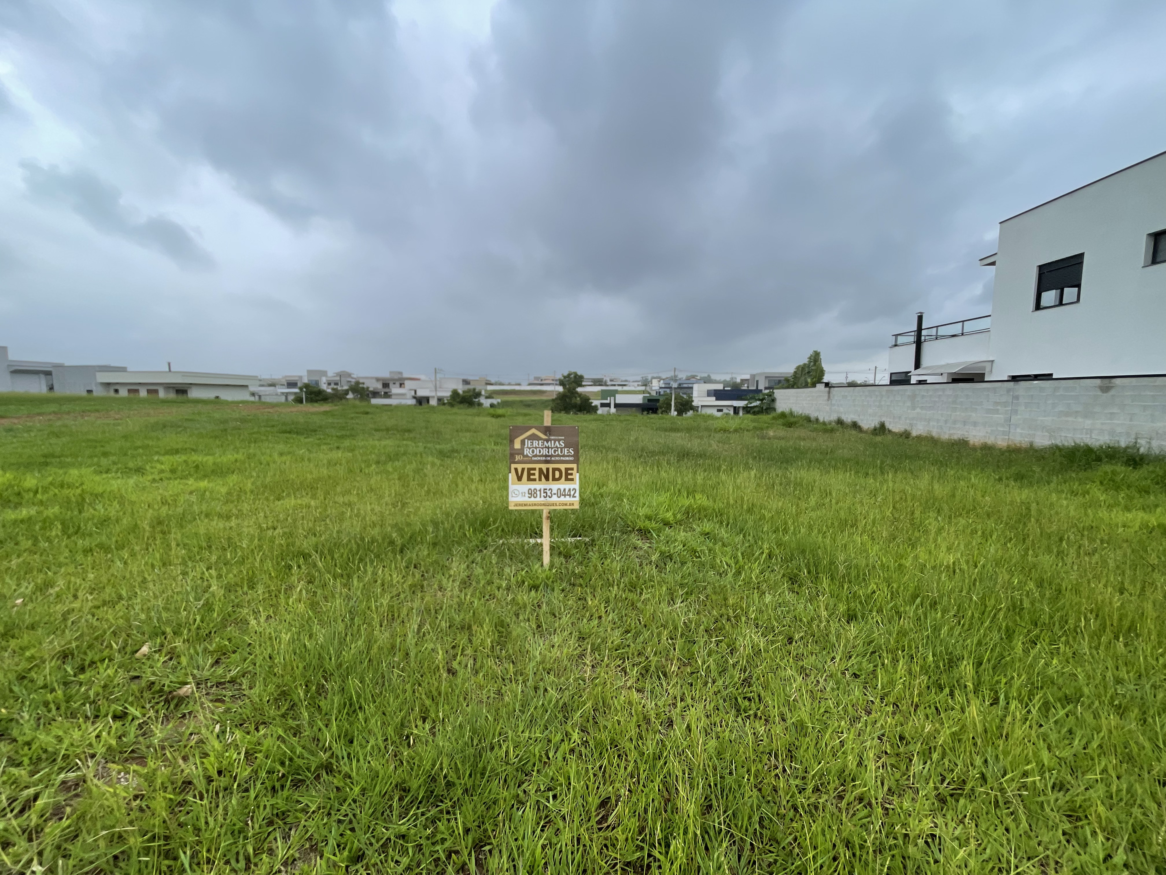 Terreno à venda com 630 m² no Condomínio Village II em Pindamonhangaba/SP. 