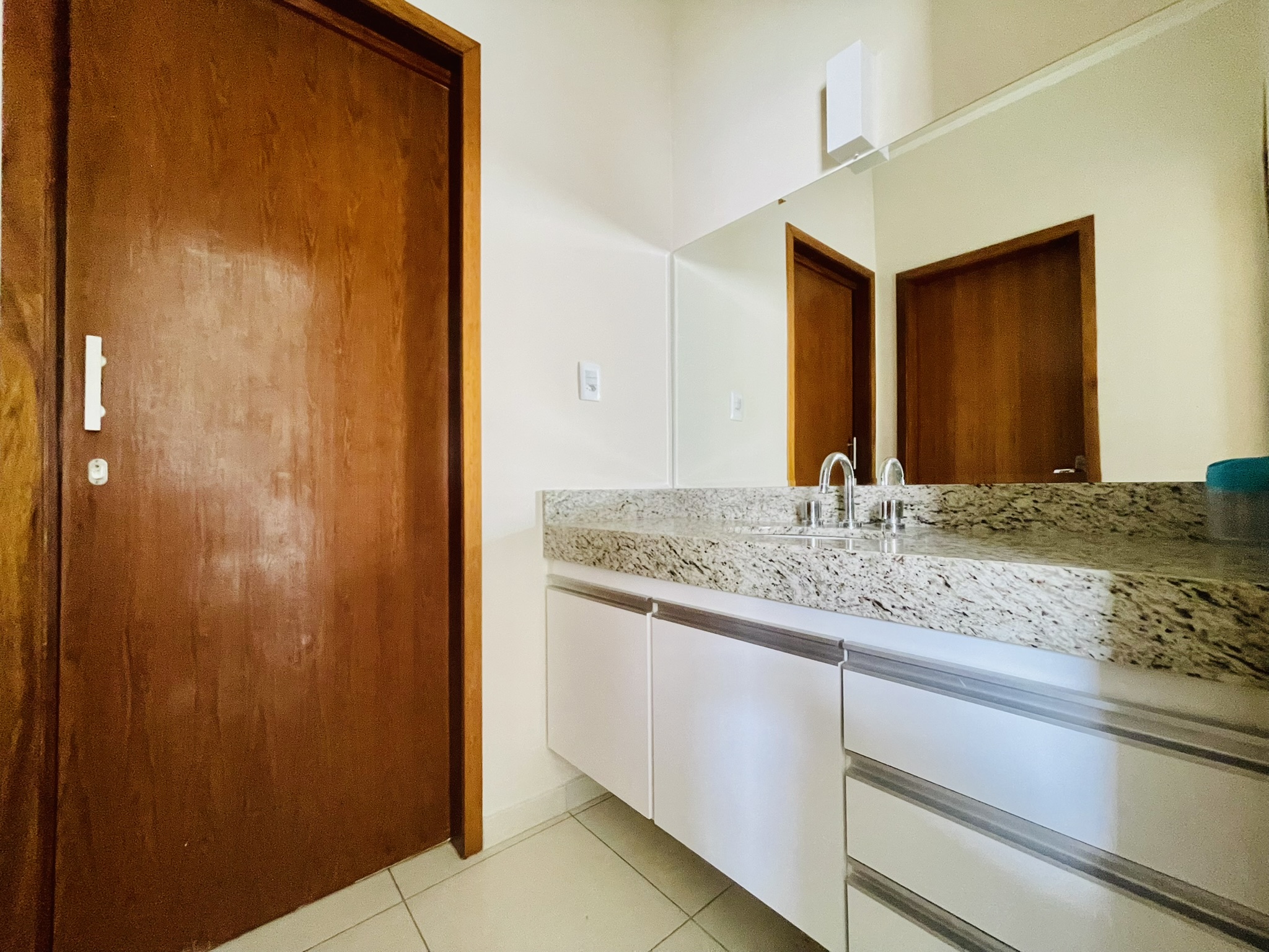 Casa para locação com 4 dormitórios no Condomínio Campos do Conde II em Tremembé/SP.