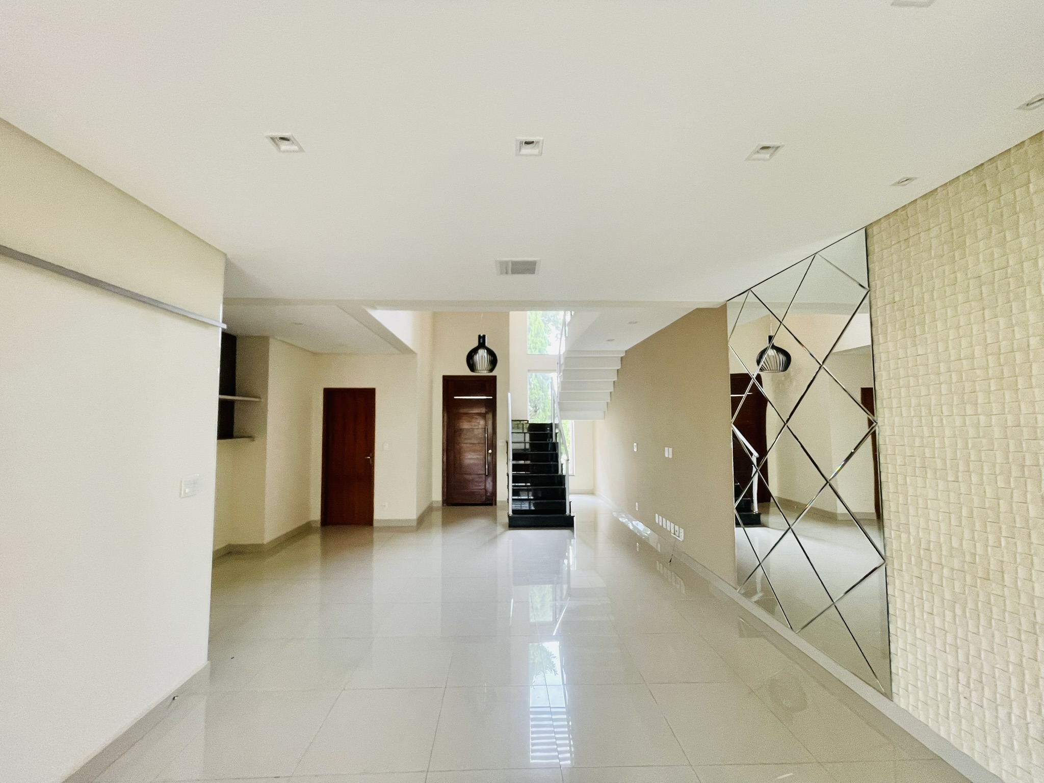 Casa para locação com 4 dormitórios no Condomínio Campos do Conde II em Tremembé/SP.