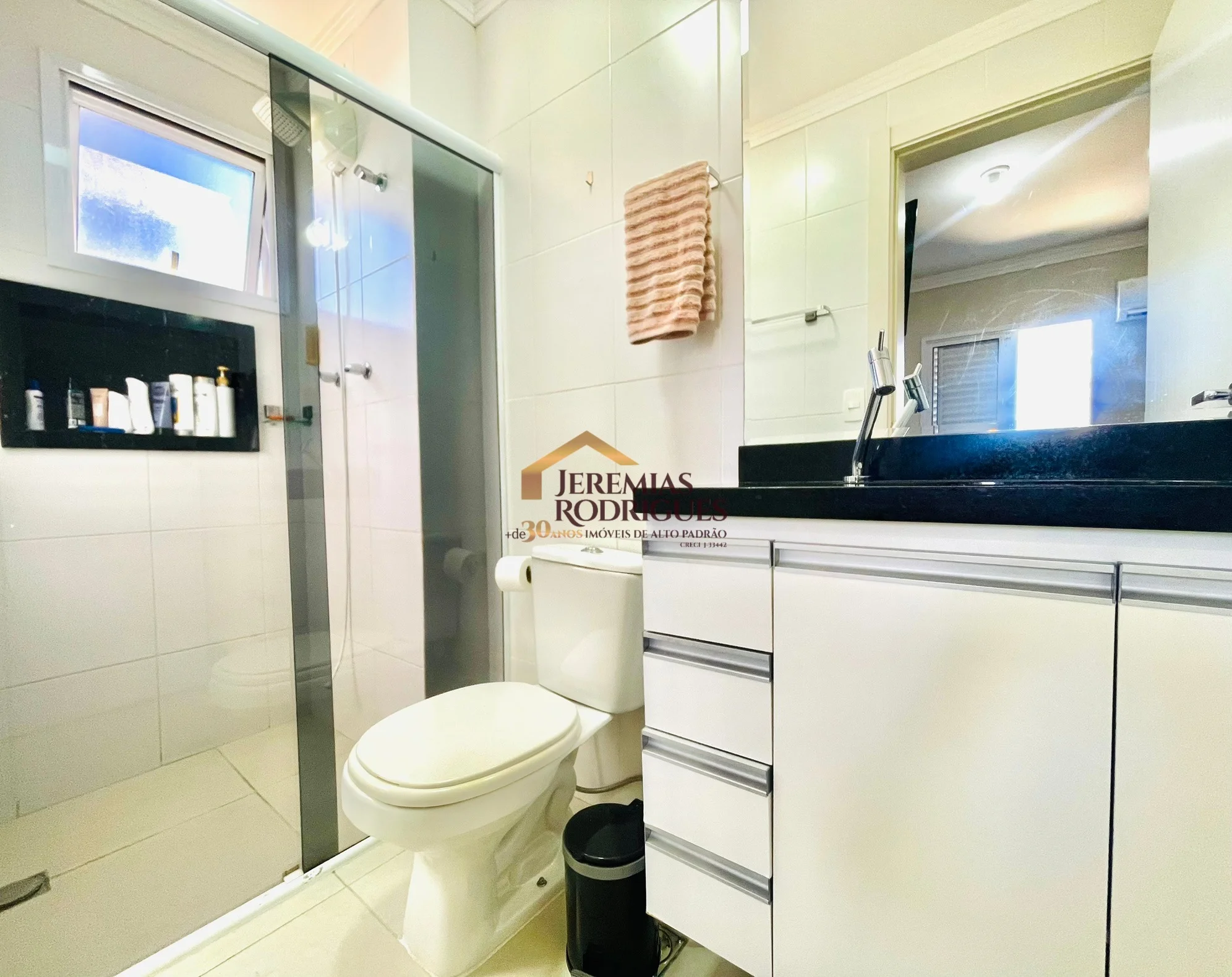 Apartamento à venda no Edifício Maison em Taubaté/ SP.