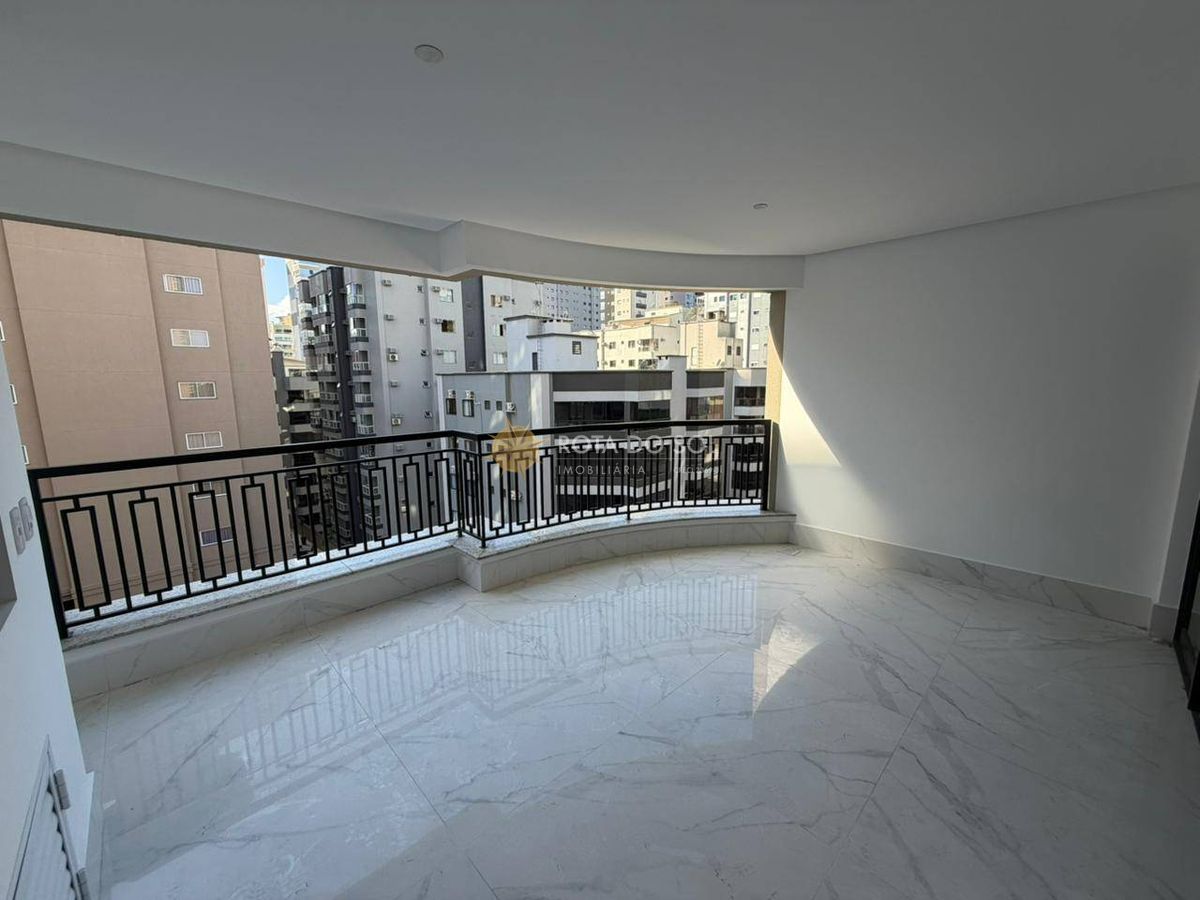 Maison Lafayette Apartamento Padrão Dallo com 4 Suítes em Meia Praia Itapema