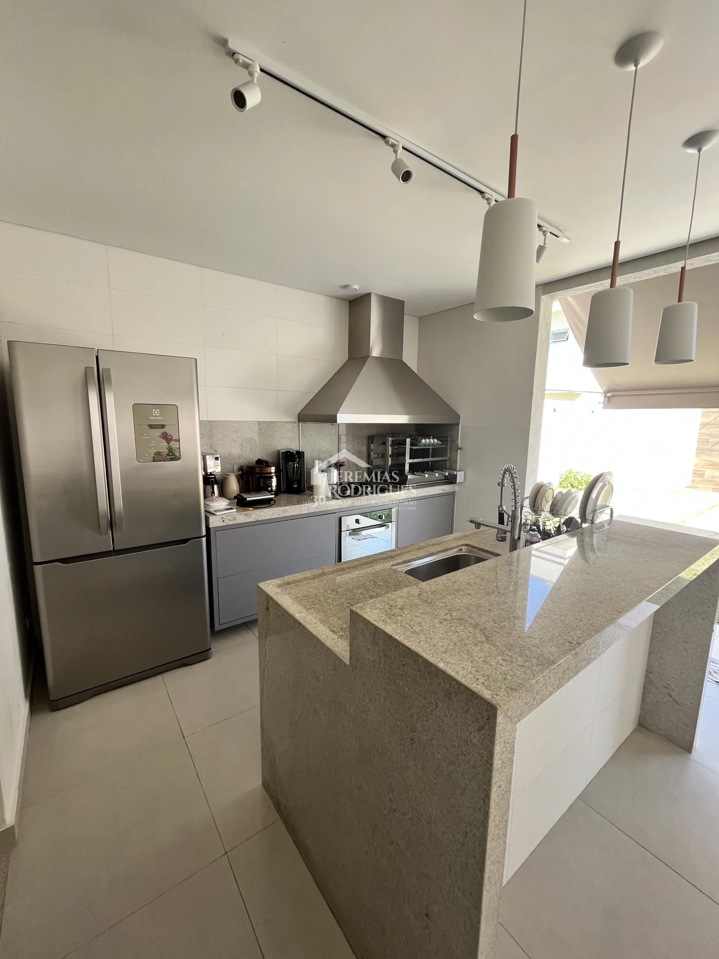 Casa assobradada à venda com 3 suítes no Condomínio Morada do Visconde em Tremembé /SP.