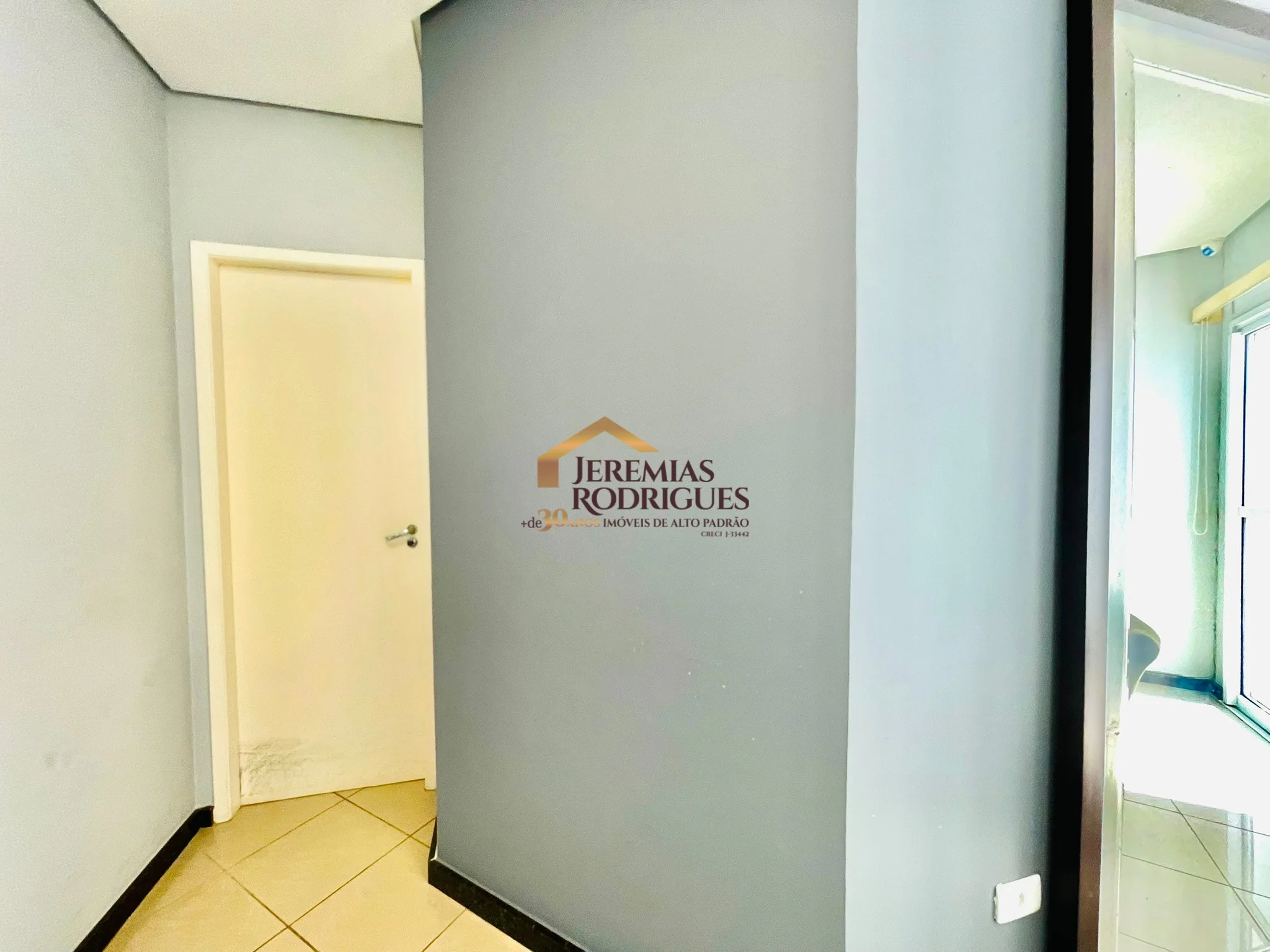 Cobertura Duplex semimobiliada para locação no Edifício Village Towers em Taubaté/SP.