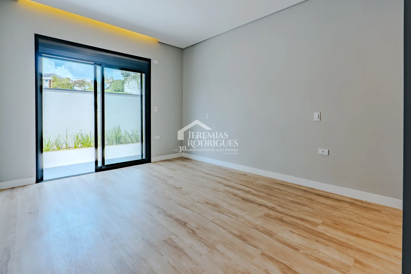 Casa à venda com 4 suítes no Condomínio Residencial Alphaville II em São José dos Campos/SP.