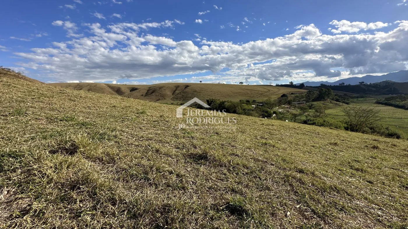 Fazenda para criação de gado de corte e plantação de milho, com mais de 612 hectares, em Cruzeiro-SP.